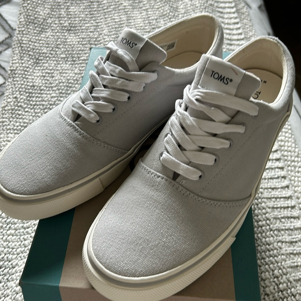 Grey Tom’s Alpargata Fenix lace up in lunar grey washed canvas.